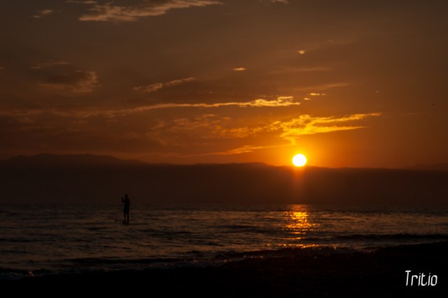 Sombra navegando en la puesta de sol.