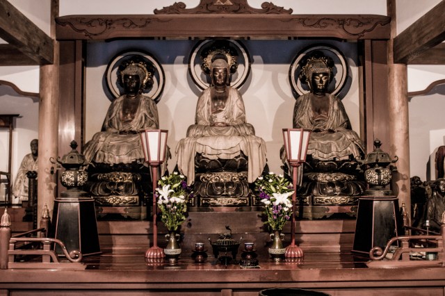 Pasado, presente y futuro. Juntas, observando. Son lo mismo, son distintas.